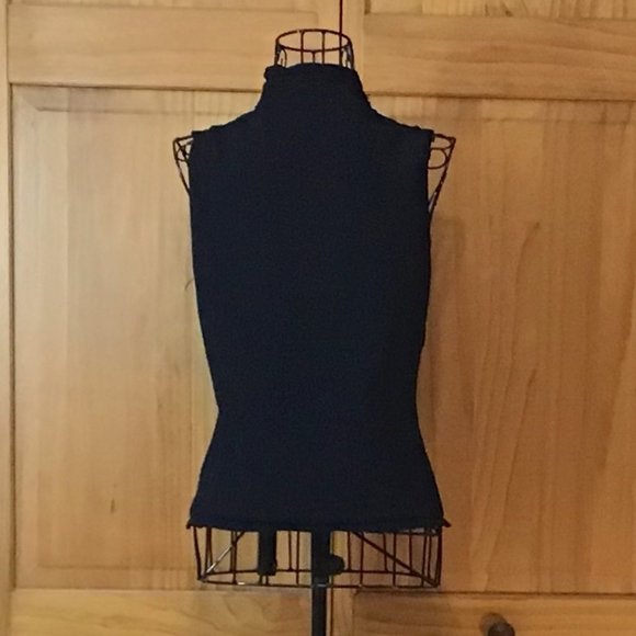 Black Turtleneck Sleeveless Blouse - Picture 4 of 4